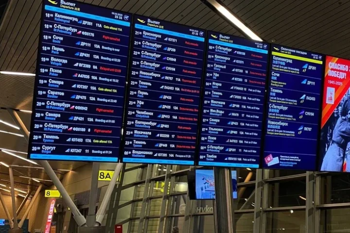 L'Ukraine intensifie ses attaques par drones sur Moscou, perturbant les aéroports et exerçant une pression accrue sur la Russie