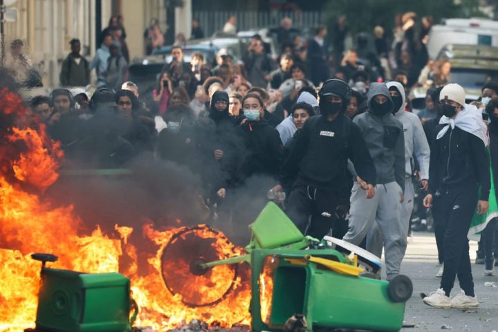 Mélenchon soutient les manifestations étudiantes malgré des accusations de violence en France