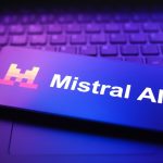 Mistral AI présente un nouveau modèle pour rivaliser avec les technologies d'IA américaines et chinoises