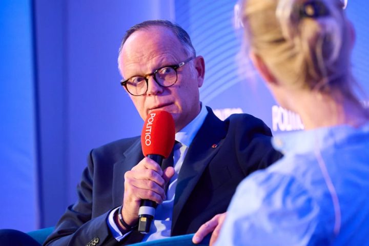 Philippe avertit que les propositions de Le Pen pourraient dangereusement déstabiliser l'UE