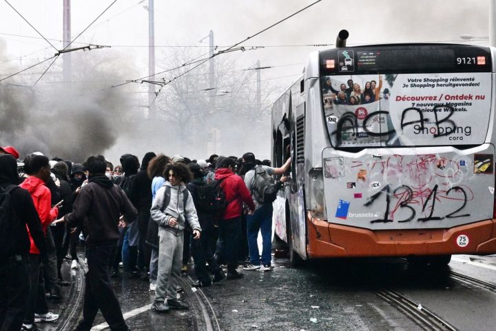 Plus de 100 arrestations à Bruxelles lors d'une manifestation nationale ayant provoqué des dégradations matérielles
