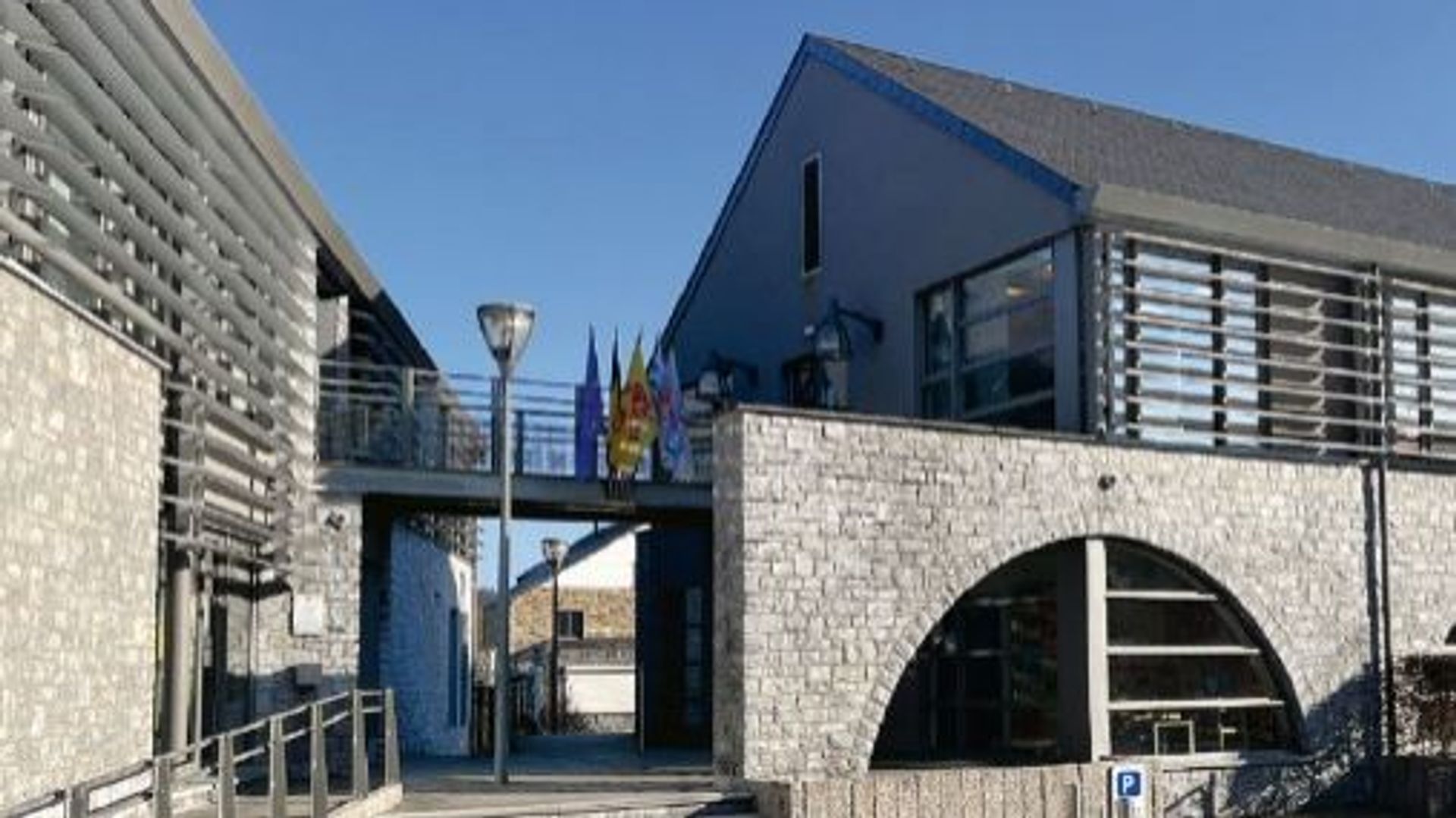 Présentation des projets de nouvelles résidences de vacances et d'un bâtiment principal à Durbuy lors d'une réunion d'information