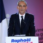 Raphaël Glucksmann remporte la primaire de la gauche modérée et obtient la nomination présidentielle
