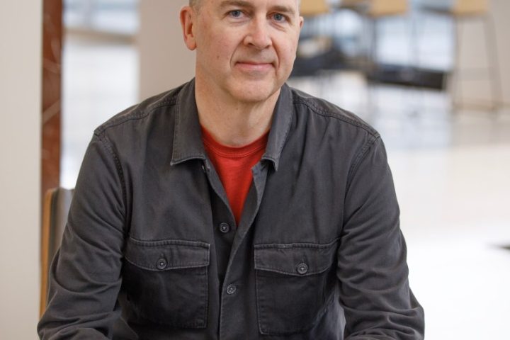 Rivian nomme Doug Field président de Mind Robotics pour diriger le développement de l'IA industrielle