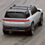 Rivian rappelle ses SUV R2 pour des problèmes potentiels de fixations de batterie