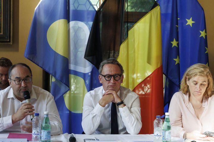 Tensions entre les libéraux flamands et les écologistes lors du conclave budgétaire bruxellois face aux coupes dans le déficit