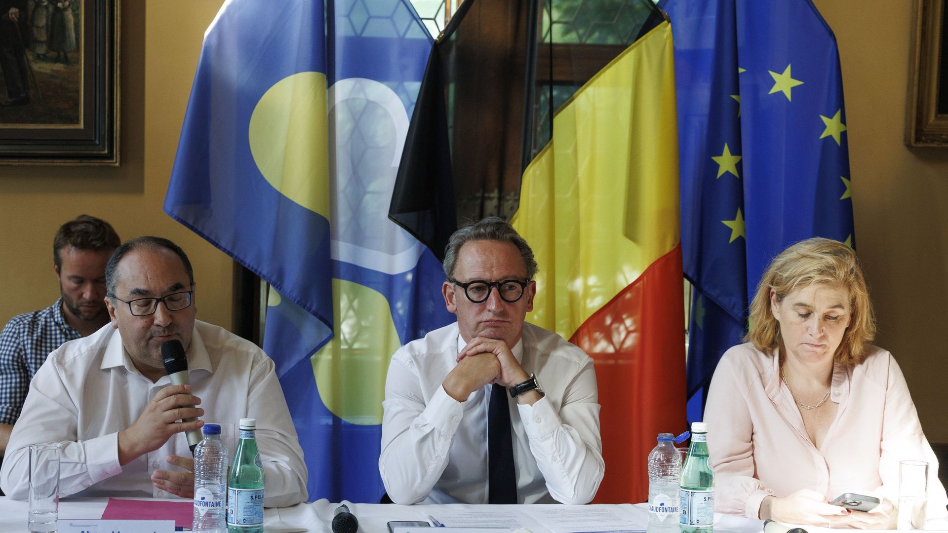 Tensions entre les libéraux flamands et les écologistes lors du conclave budgétaire bruxellois face aux coupes dans le déficit