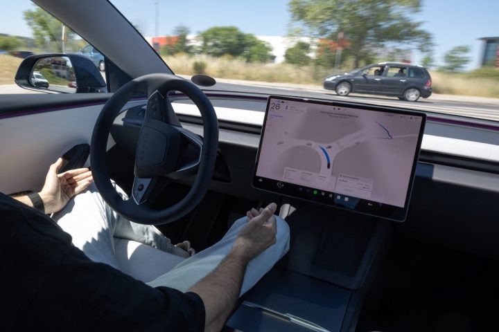 Tesla renomme son système d'assistance à la conduite en Europe en ‘Tesla Assisted Driving’
