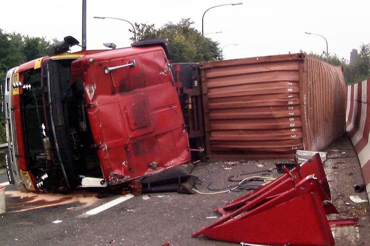 Un camion se renverse sur l'E411 près d'Ochamps, voie fermée en direction de Bruxelles