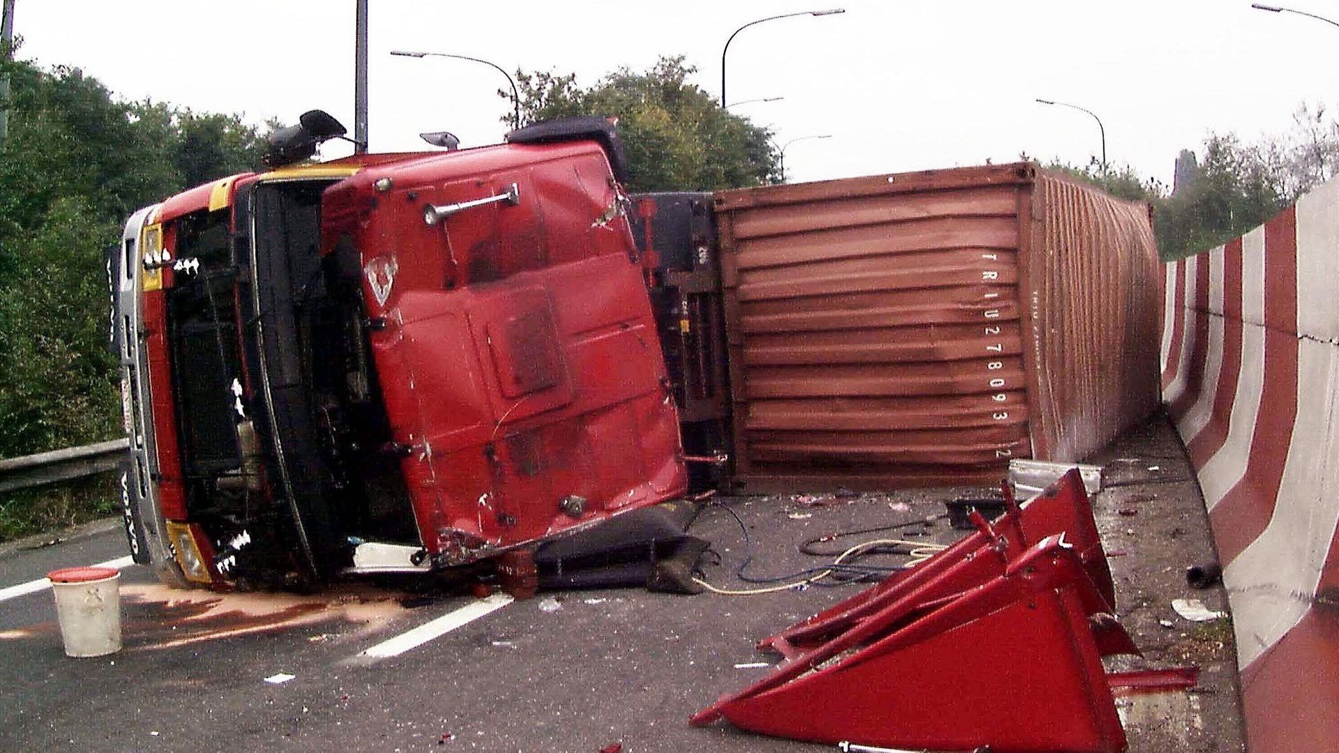 Un camion se renverse sur l'E411 près d'Ochamps, voie fermée en direction de Bruxelles