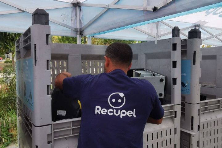 Un camion simule un incendie à la gare centrale de Bruxelles pour sensibiliser au recyclage des appareils électroniques