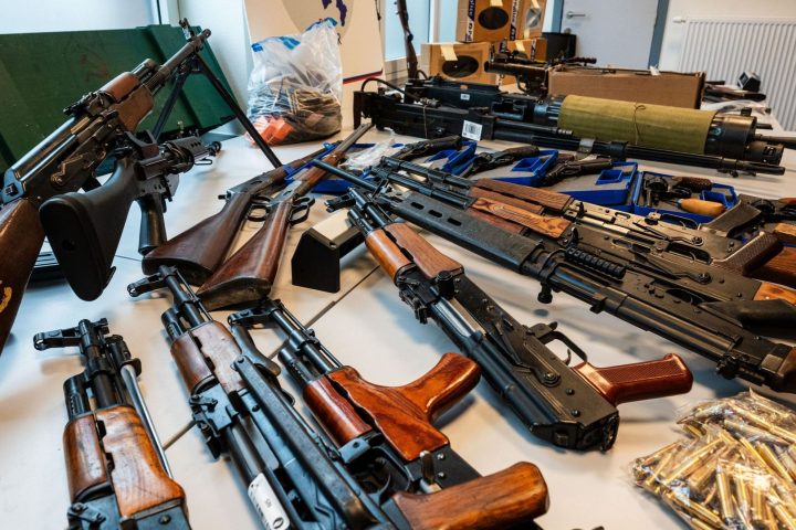 Un important arsenal saisi en Wallonie lors d'une vaste opération policière