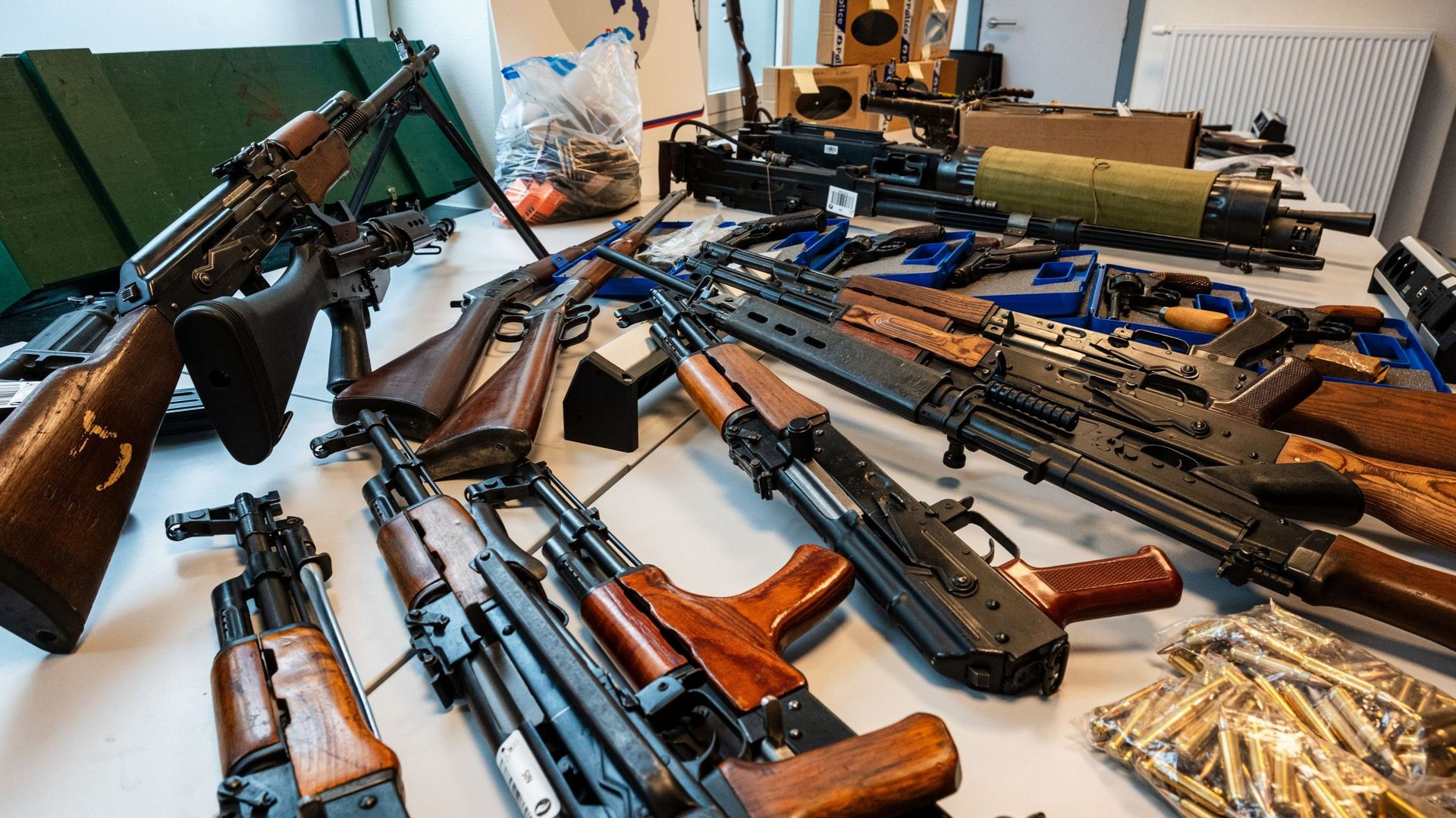 Un important arsenal saisi en Wallonie lors d'une vaste opération policière