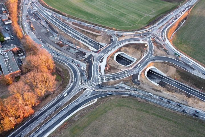 Un nouvel échangeur diamant est inauguré en Wallonie, réduisant les embouteillages à Mont-Saint-Guibert.