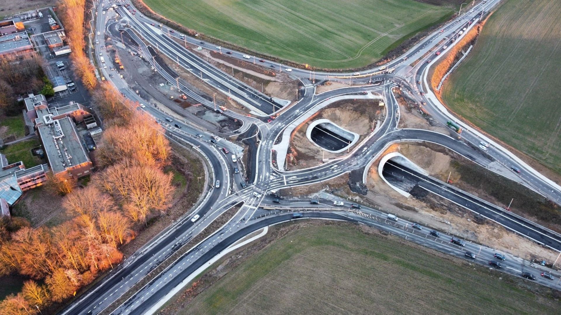 Un nouvel échangeur diamant est inauguré en Wallonie, réduisant les embouteillages à Mont-Saint-Guibert.