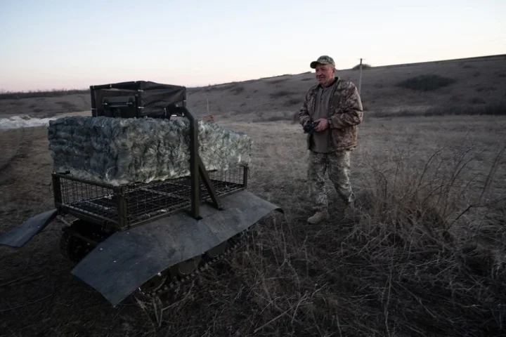 Un robot terrestre ukrainien abat un drone russe dans un duel technologique en Donetsk