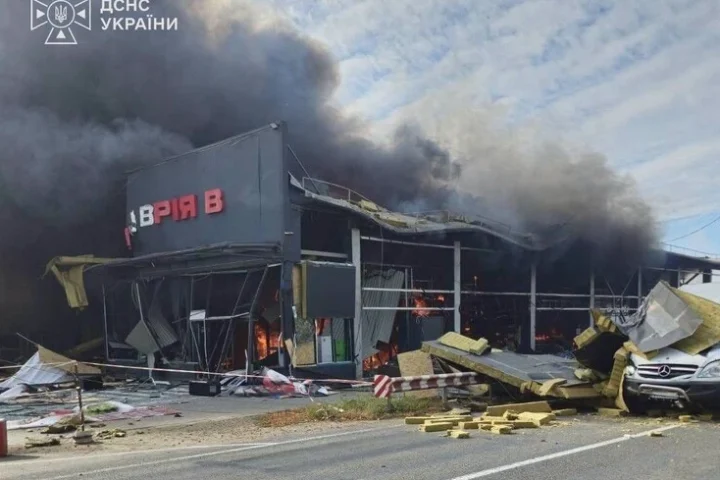 Une attaque de drone russe endommage un supermarché à Odessa, quatre blessés