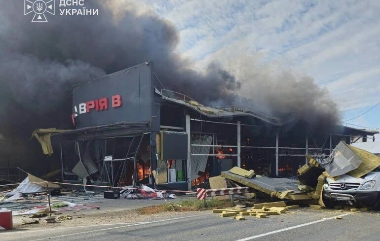 Une attaque de drone russe endommage un supermarché à Odessa, quatre blessés