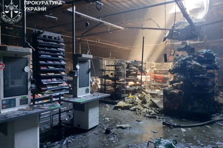 Une attaque de drone russe touche un supermarché dans la région de Kyiv, blessant une femme