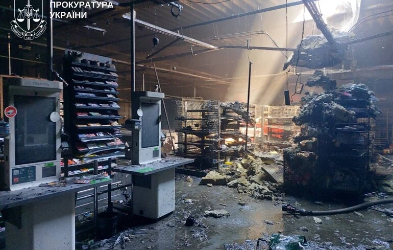 Une attaque de drone russe touche un supermarché dans la région de Kyiv, blessant une femme