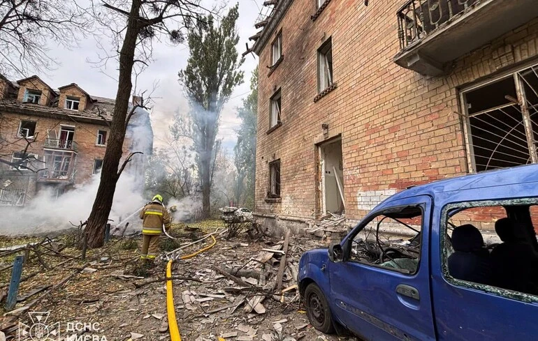 Une attaque de drones à Kyiv fait six blessés alors que la Russie intensifie ses frappes