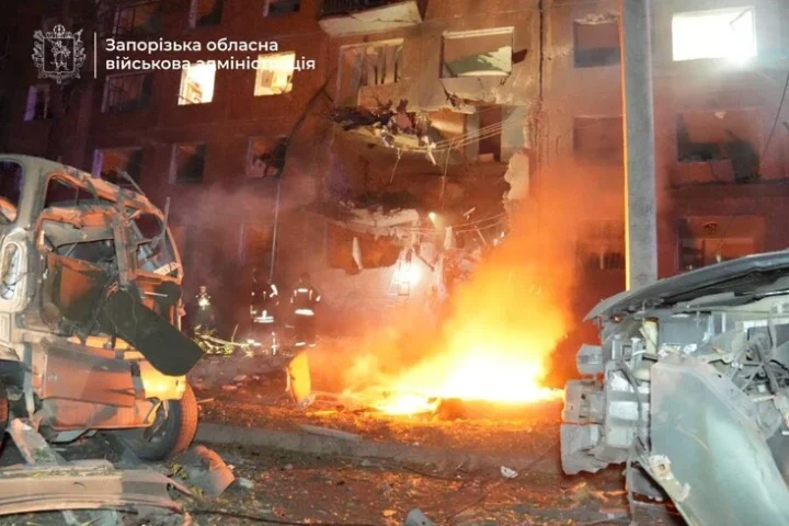 Une attaque russe à Zaporizhzhia fait cinq morts, les opérations de recherche se poursuivent