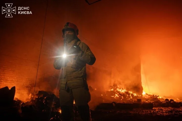 Une attaque russe sur Kyiv cause des incendies et une blessure dans plusieurs quartiers