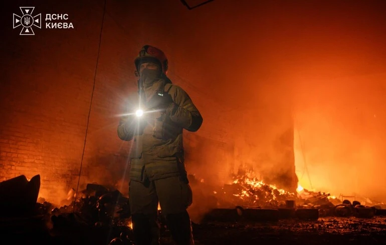 Une attaque russe sur Kyiv cause des incendies et une blessure dans plusieurs quartiers
