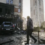 Une attaque russe sur Kyiv met en lumière la pression sur la stratégie militaire de l’Ukraine, entre aide américaine et dépendance à Starlink