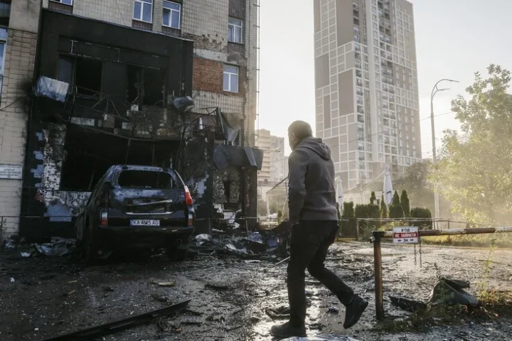 Une attaque russe sur Kyiv met en lumière la pression sur la stratégie militaire de l’Ukraine, entre aide américaine et dépendance à Starlink