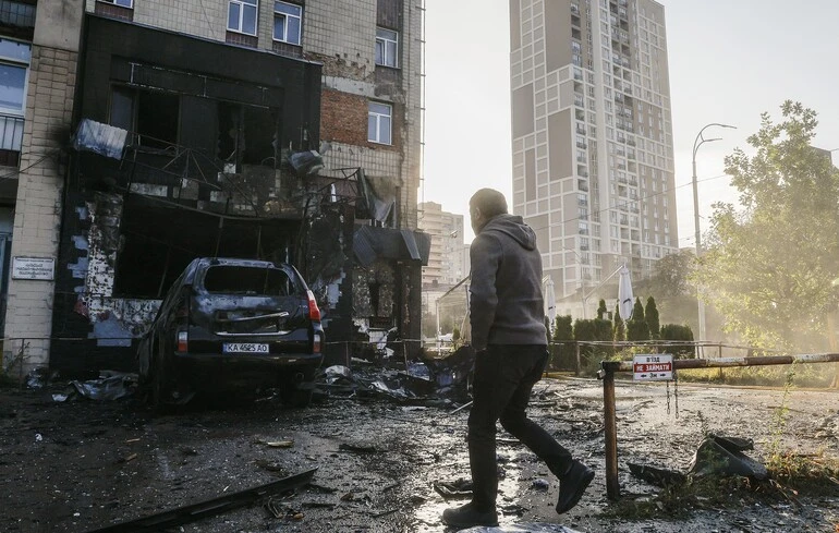 Une attaque russe sur Kyiv met en lumière la pression sur la stratégie militaire de l’Ukraine, entre aide américaine et dépendance à Starlink