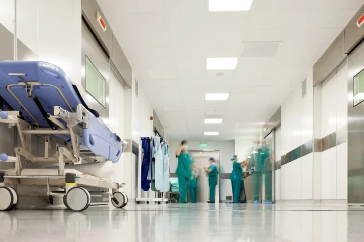 Une frappe de drone russe touche un hôpital à Kharkiv, quatre blessés signalés