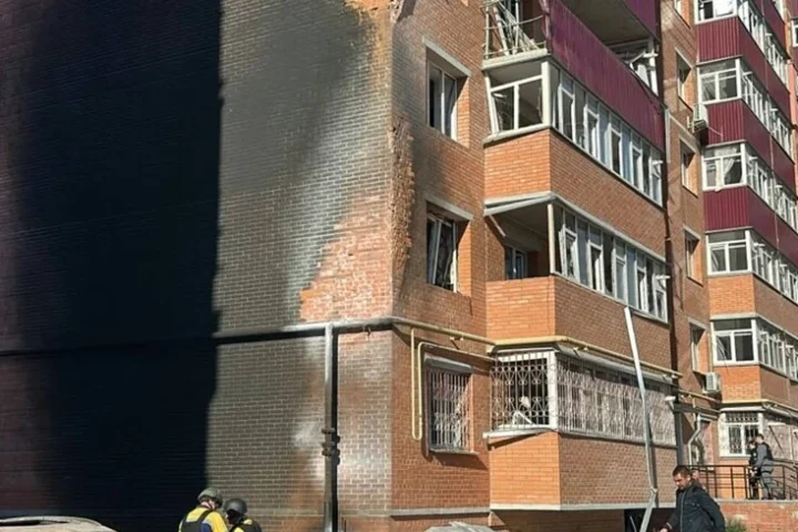 Une frappe de drone russe touche un immeuble résidentiel à Soumy, faisant deux blessés dont un adolescent