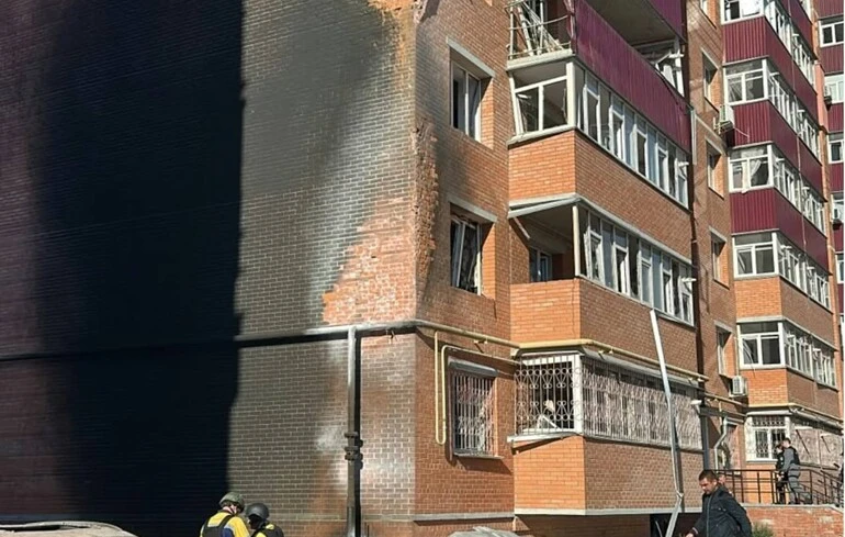 Une frappe de drone russe touche un immeuble résidentiel à Soumy, faisant deux blessés dont un adolescent