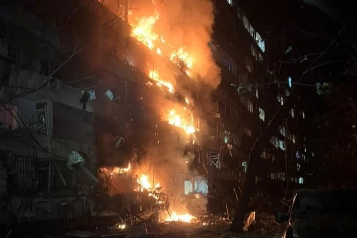 Une frappe russe ciblant la centrale TETs-4 de Kyiv fait des victimes civiles