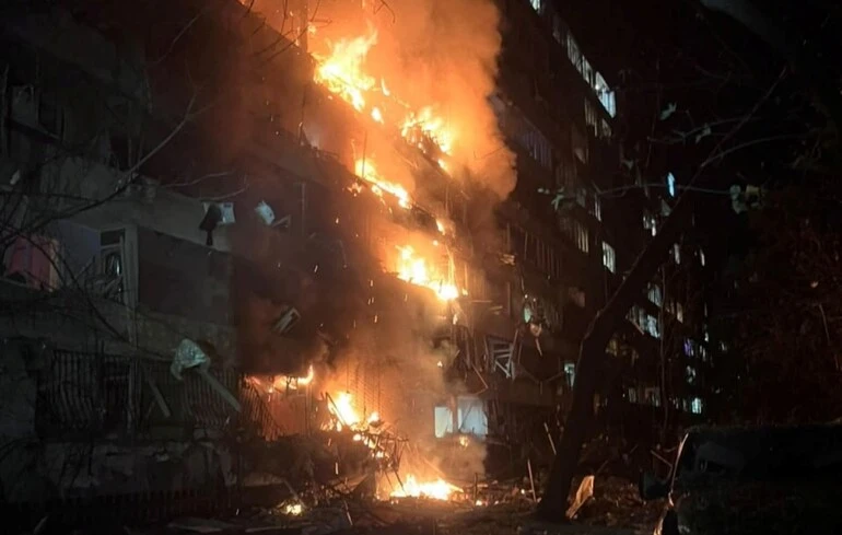 Une frappe russe ciblant la centrale TETs-4 de Kyiv fait des victimes civiles