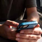 Une opération de cybersurveillance israélienne expose des millions de téléphones via des publicités en ligne, révèlent des chercheurs