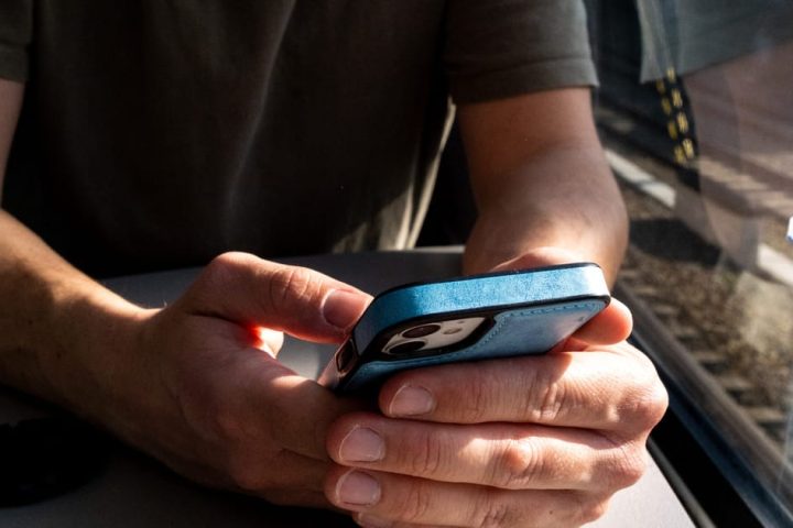 Une opération de cybersurveillance israélienne expose des millions de téléphones via des publicités en ligne, révèlent des chercheurs