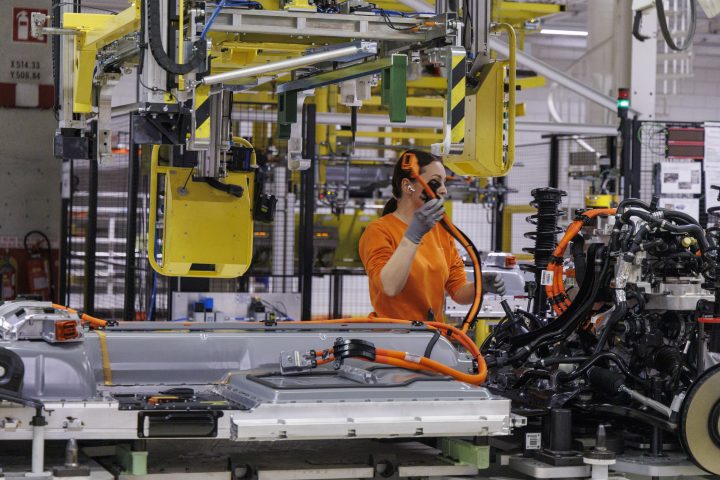 Volvo Cars annonce 2 500 suppressions de postes, impactant fortement ses opérations en Suède