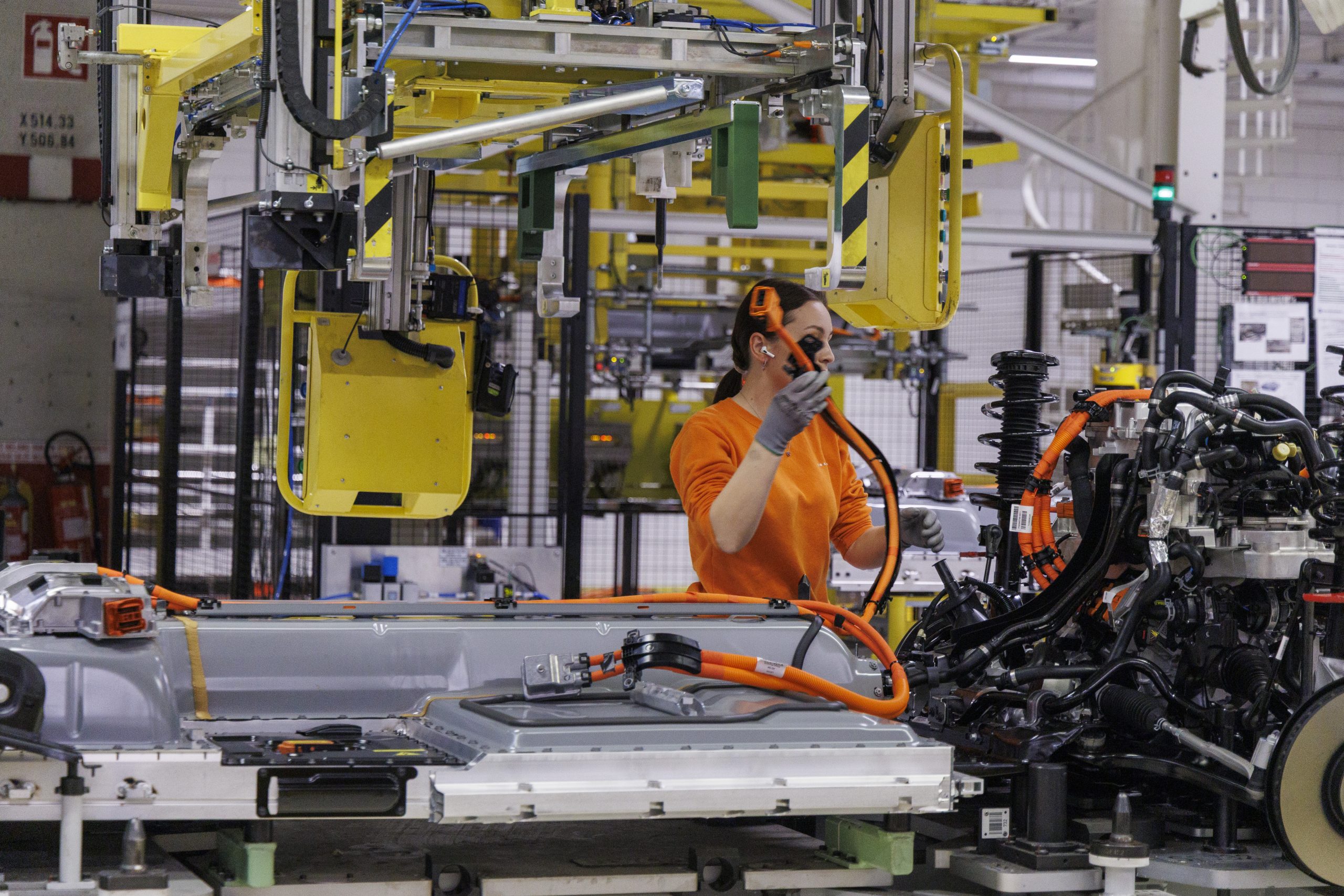 Volvo Cars annonce 2 500 suppressions de postes, impactant fortement ses opérations en Suède