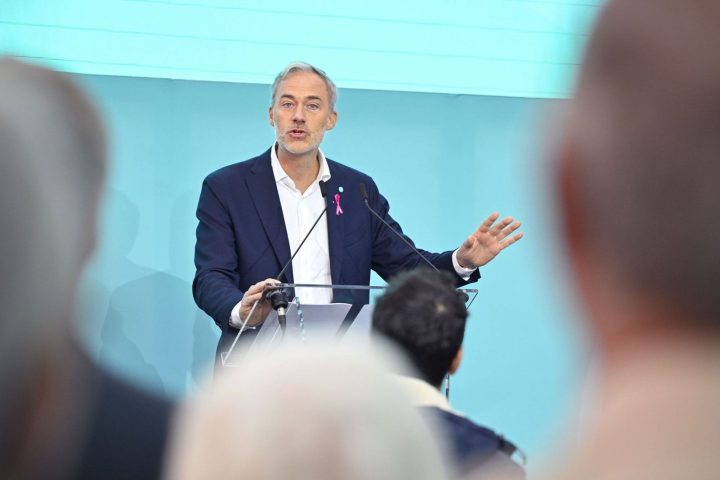 Yvan Verougstraete souligne l'importance de la transparence lors des négociations budgétaires avec les syndicats