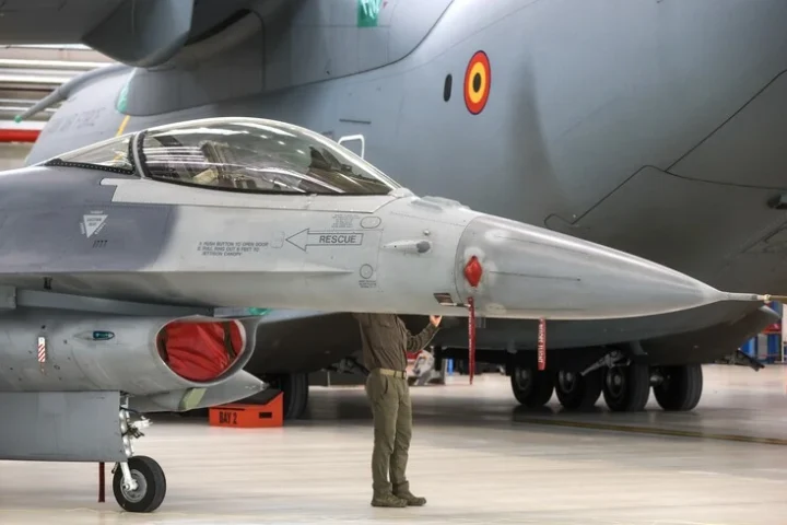 Zelensky confirme des retards critiques dans la maintenance des F-16, affectant leur préparation au combat