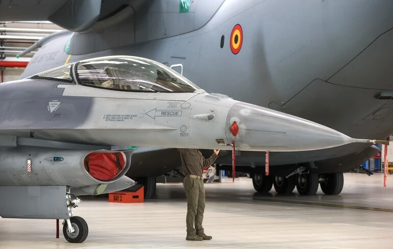 Zelensky confirme des retards critiques dans la maintenance des F-16, affectant leur préparation au combat