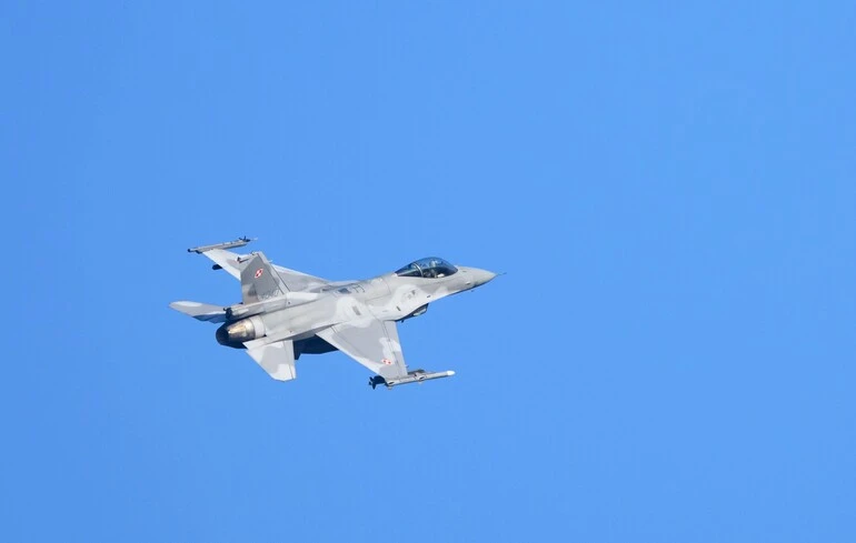 Zelensky discute des capacités de défense aérienne et des F-16 avec le président finlandais
